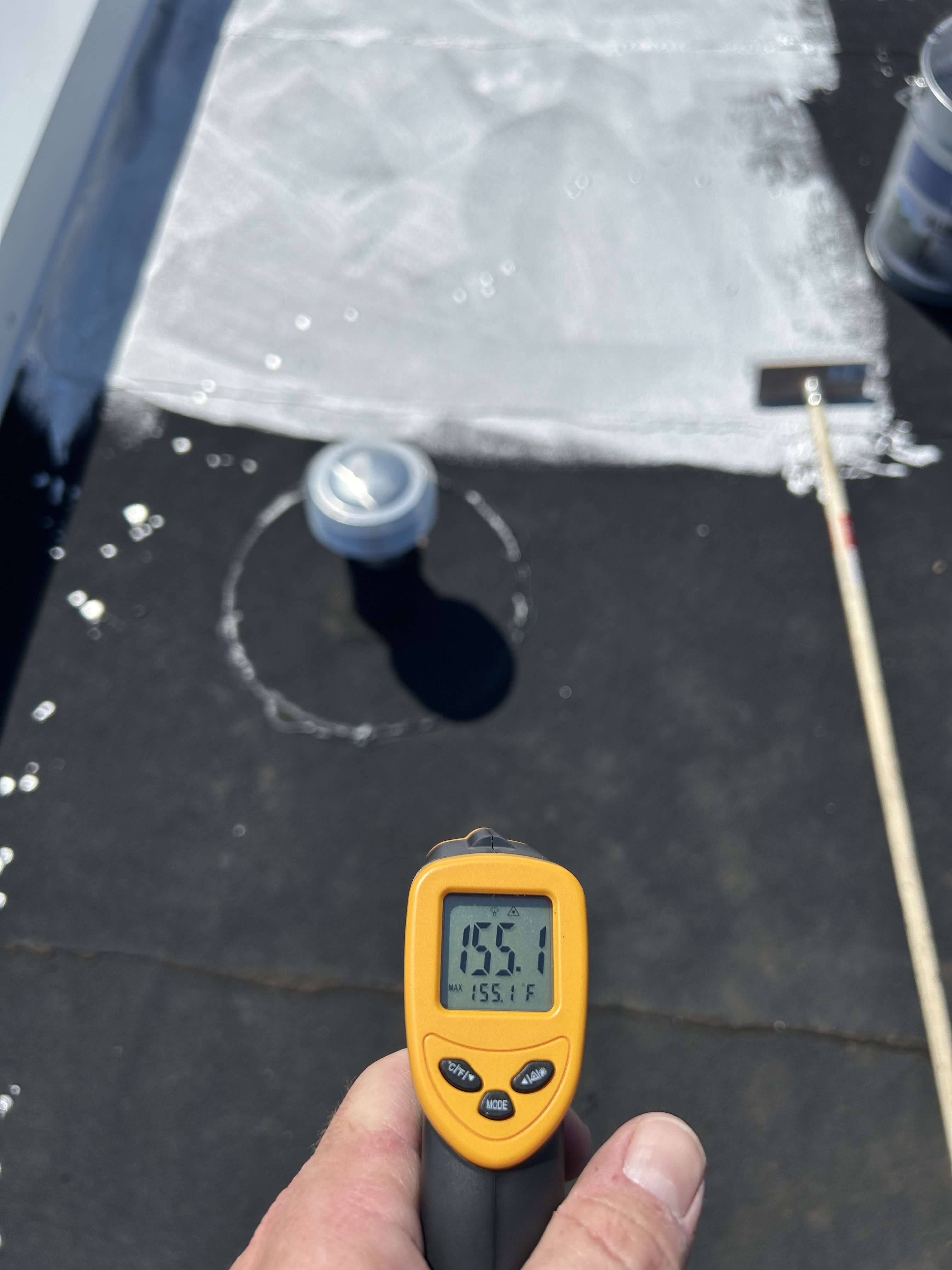 Thermometer reading of black roof